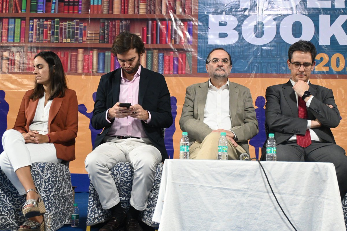 librolecturagob's tweet image. 🔍 Los 300 metros cuadrados del pabellón español han acogido durante las dos semanas de feria, un programa literario que incluía más de 70 actividades y una delegación de 22 autores, mostrando al mundo la #CreatividadDesbordante de la literatura española.
#Spaindia