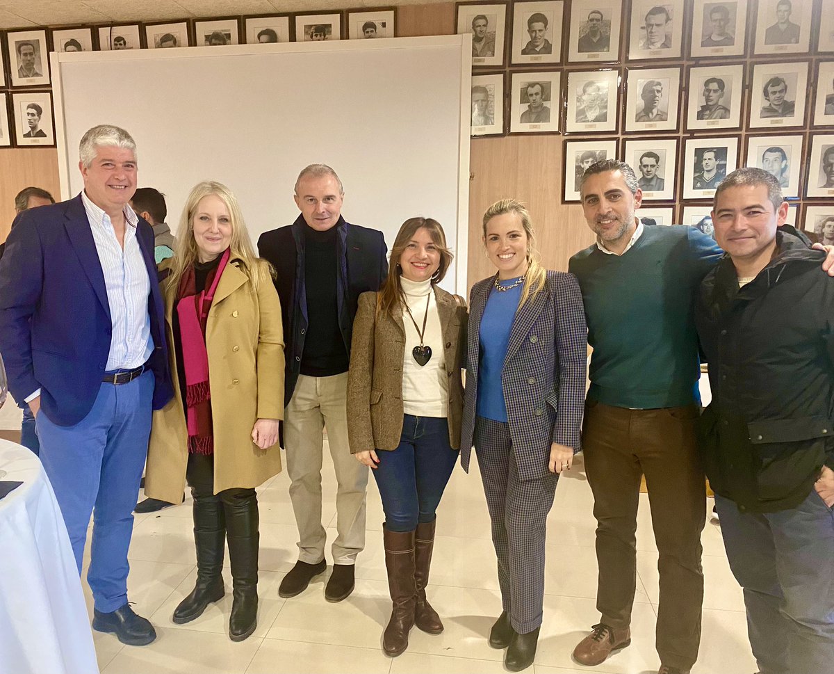 Hasbleidy28's tweet image. Momento de compartir experiencias con compañeros del mundo del fútbol y baloncesto. Jornadas científicas @AEMEF_ @rfef , esta tarde con fracturas en el campo