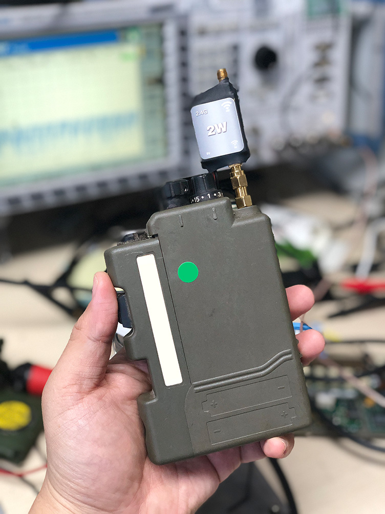 bd7pa's tweet photo. When the PRC-343 is connected to a power amplifier and a high-gain antenna, the communication distance is greatly increased. The effect is quite obvious. Do you have HAM to play with? #prc343 #militaryradio #prr #bowman #ukradio #ham #hamradio #amplifier #boostpower #2400MHz https://t.co/9cTIDv7S8x