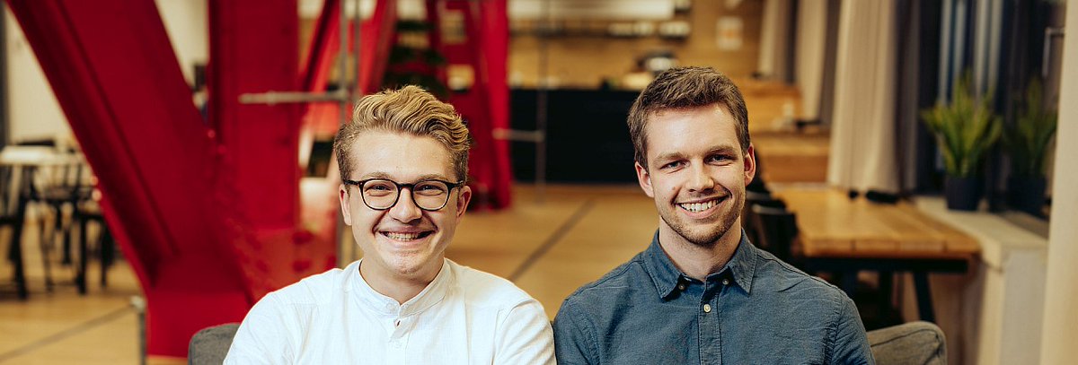 CVUTFEL's tweet photo. Student @OIfelCVUT Tomáš Trejdl (vpravo) se dostal do žebříčku 30 pod 30 tuzemské mutace časopisu Forbes! Trejdl s Vasilem Kostinem, studentem medicíny na 3. LF UK, vyvinuli speciální podložku pod myš pro prevenci syndromu karpálního tunelu. #cvutfel #cvutpraha
📷Jakub Zeman https://t.co/oQB8xZreLT