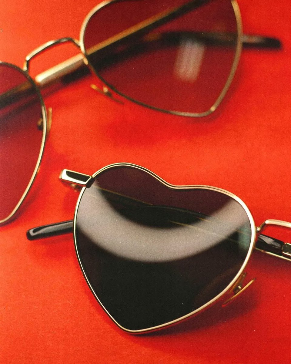 OPTICASTSPATRON's tweet photo. ¡Qué las mujeres ya tienen de todo! no es cierto, seguro que tu chica siempre ha soñado con tener unas gafas así😍, el regalo perfecto para San Valentín, directo de los ojos al corazón. Consiguelas ya, en tu óptica de confianza.
#sanvalentin #amor #tuopticadeconfianza #love #ysl https://t.co/D9QkLNxxNY