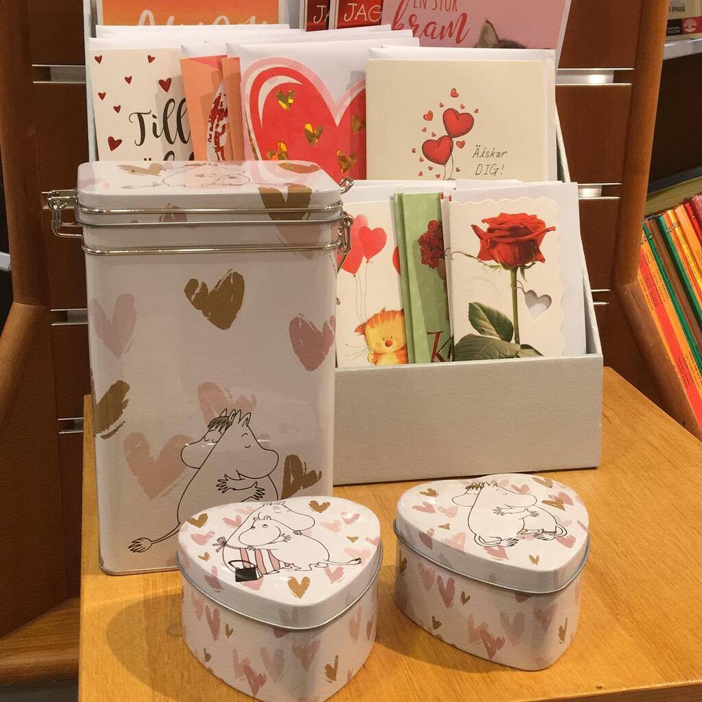 uppsalabok's tweet photo. Fira din käresta lite extra imorgon med ett fint kort och en hjärtburk <3 https://t.co/I1obsSlV3N