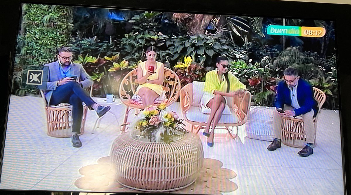 pablocr's tweet photo. Los 4 presentadores viendo el celular buscando reacciones, estarán todos viendo la misma cuenta? Ojo el celular rojo ya a nivel de la cara y todo https://t.co/9WrPWcdpuY