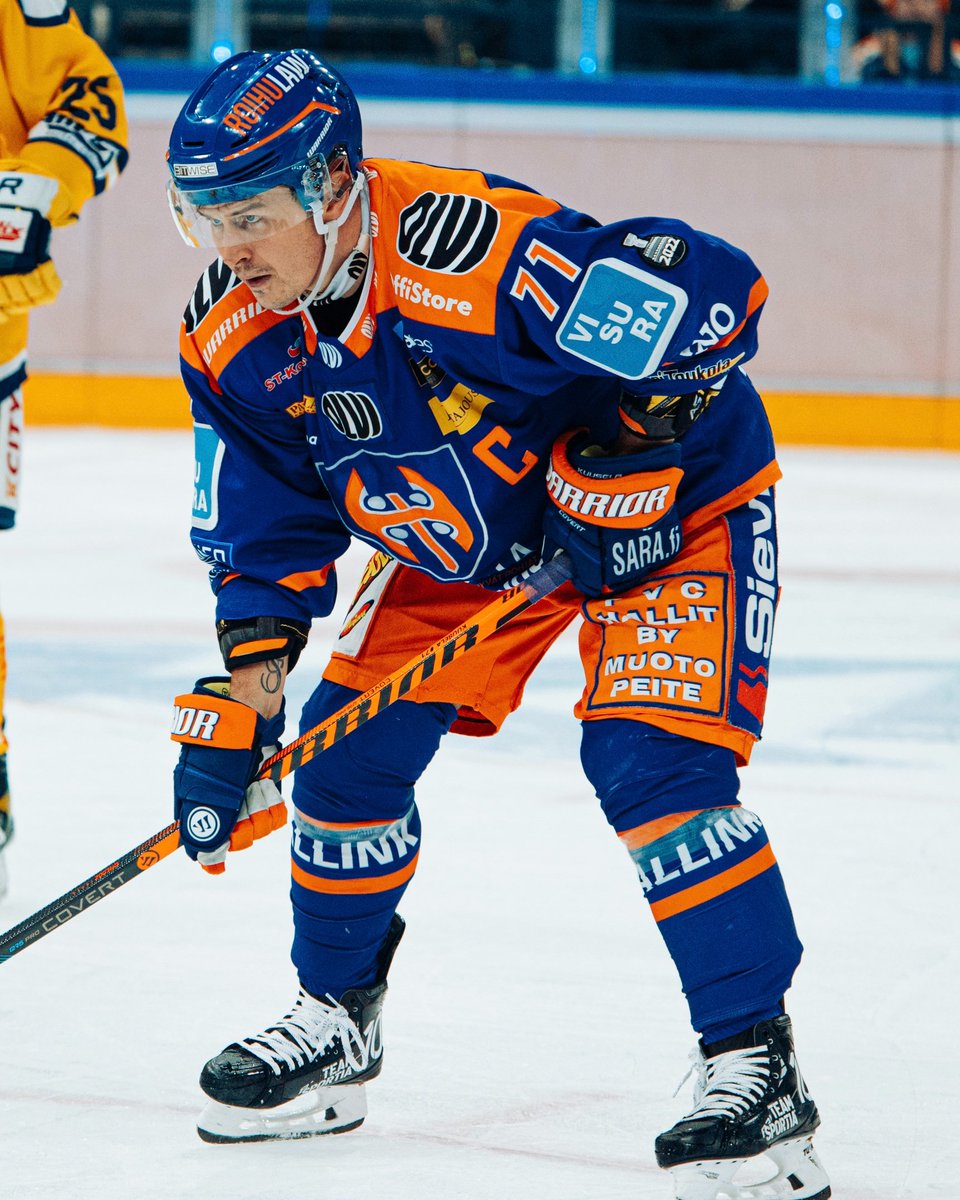 Tapparaofficial's tweet photo. Voittaja. Seuraikoni. Kristian Kuusela.

Huomenna 1100 peliä täyteen Liigan runkosarjassa. Tuhat ja sata.

Tervetuloa kunnioittamaan elävää legendaa 🐐
🗓️ Ti 14.2. klo 18:30 Tappara-SaiPa
🔹 Ennen ottelun alkua Kuusela 1100 -tribuutti
🎟️ https://t.co/92HSdkN6Cs

#Tappara #Liiga https://t.co/hEGfWJfeCq