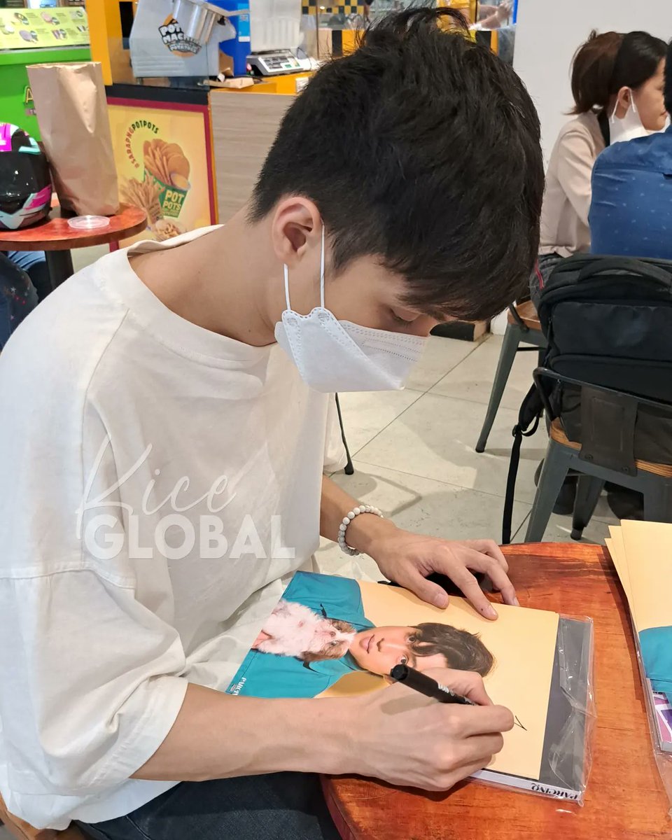 KICEglobal's tweet image. Thank you @kiceisnice for signing our @parcinqmagazine 💜

We love you!
#Kice #KiceGlobal