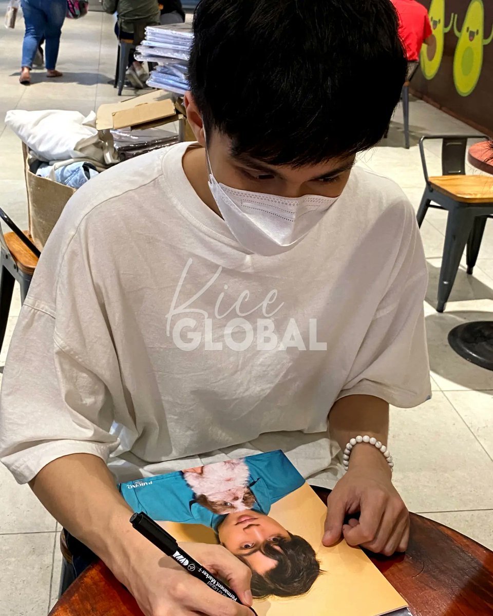 KICEglobal's tweet image. Thank you @kiceisnice for signing our @parcinqmagazine 💜

We love you!
#Kice #KiceGlobal