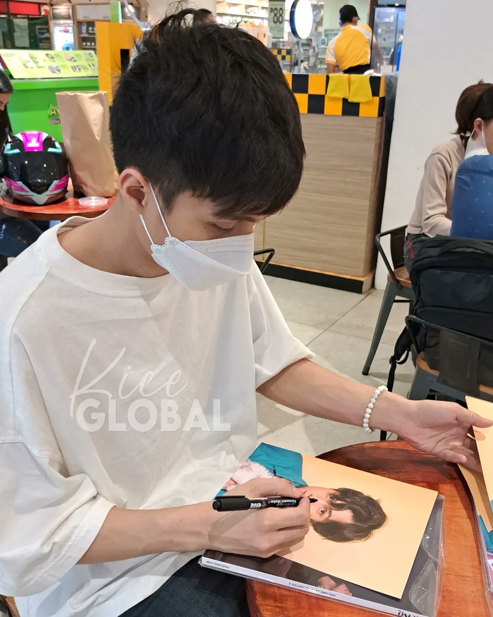 KICEglobal's tweet image. Thank you @kiceisnice for signing our @parcinqmagazine 💜

We love you!
#Kice #KiceGlobal