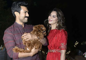 tupaki_official's tweet image. వీడియో: మెగా ఫ్యాన్స్ పడి పడీ నవ్వుకుంటున్నారు!

Click Here: tupaki.com/movienews/arti…

#RamCharan #Upasana #MegaFans #Tollywood #tupaki @tupakinews_