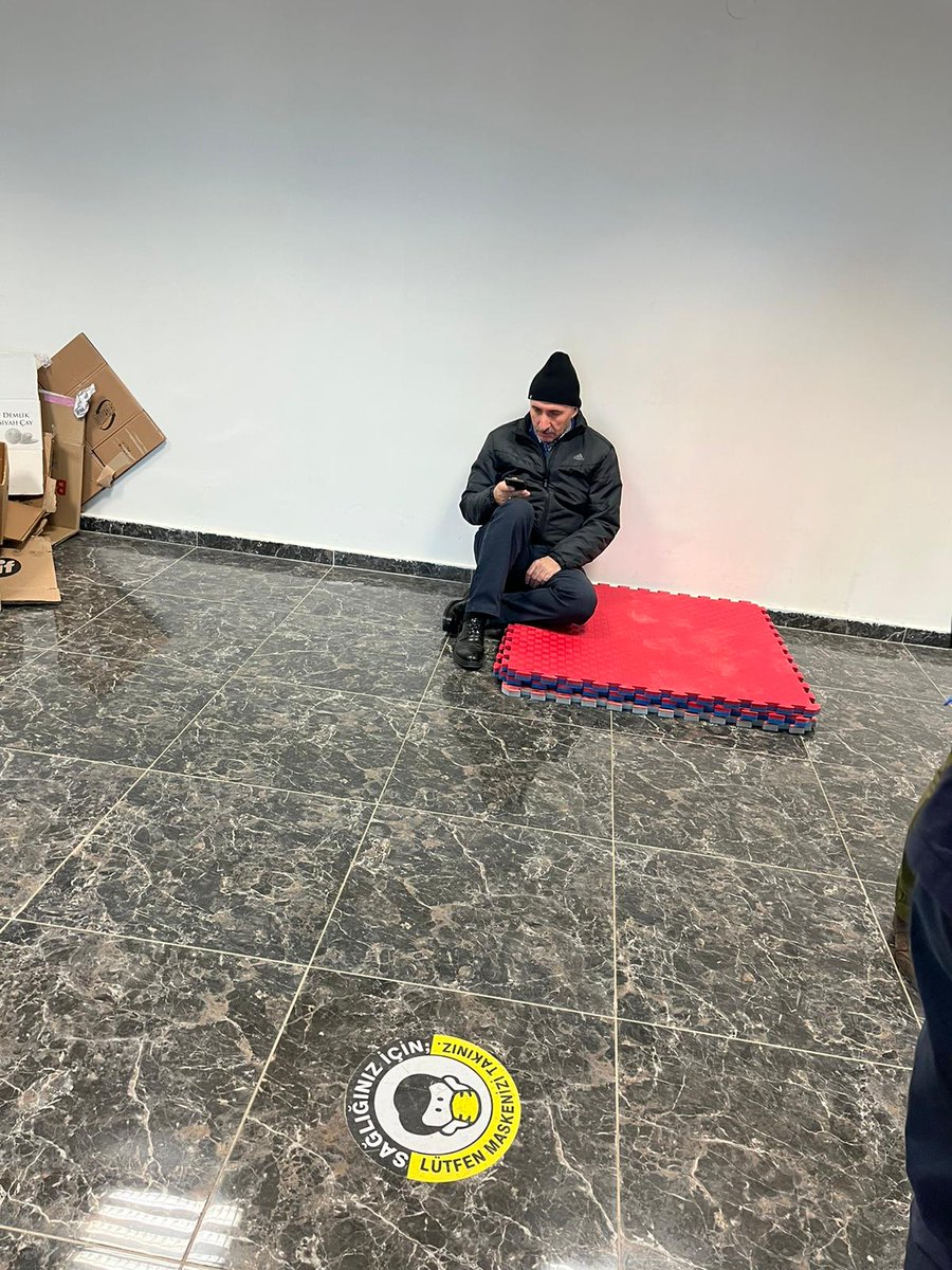 fu_ogrenci's tweet photo. Depremin ilk anından itibaren üniversitemizde yardım seferberliği ilan eden, spor salonunda öğrencilerle birlikte günlerdir yardım toplayan ve yorgun düşen Rektörümüz Prof. Dr. Fahrettin Göktaş’a, canla başla çalışan personellere, öğrenci arkadaşlara teşekkür ederiz. @ProfGoktas https://t.co/2MU2xgMxjo