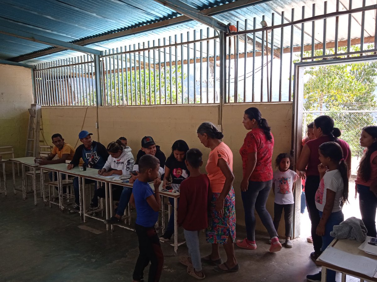 Mpcomunas_Lara's tweet photo. #05Feb
Con una participación del 52% Se realizaron Votaciones del Referendo para la conformación de la Comuna Vencedores de Yacambú en los Consejos Comunales #Brisas2 #ElTamboral #LuzYVida #ElHelechal y #AguaFría
#ComunaONada
#JuventudIntegraciónYPaz https://t.co/eD9QUl1ana