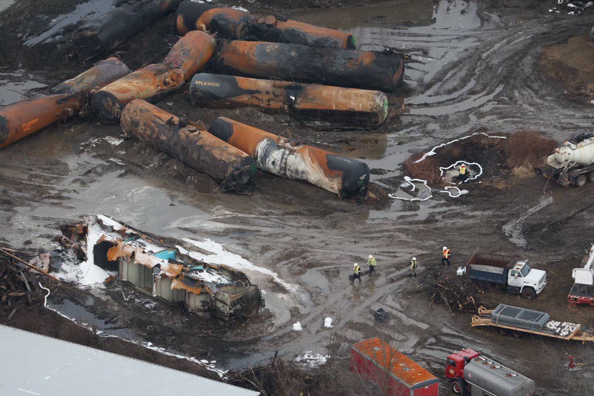 Por que no se esta hablando de esto? 
En Ohio Un tren descarriló con 100k Galones de cloruro de vinilo y exploto en una bola de lluvia tóxica q envenenó todo el agua, la tierra y el aire, esto es un desastre ecológico Gigante.