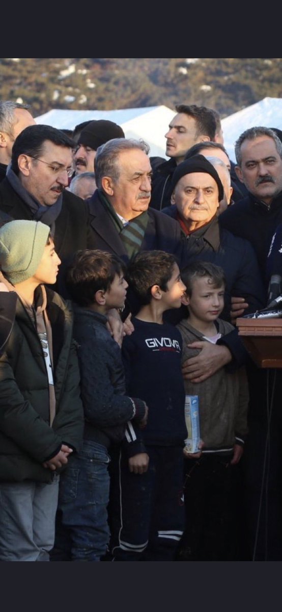 Bu beyefendiler ne yapıyor kardeş…siyasetiniz bitmedi utanmıyorsunuz milletin acısı var siz hala nelerle uğraşıyorsunuz kan emicisisiniz gücün yalamaları…Ülke kan ağlamış…bi bitmediniz …