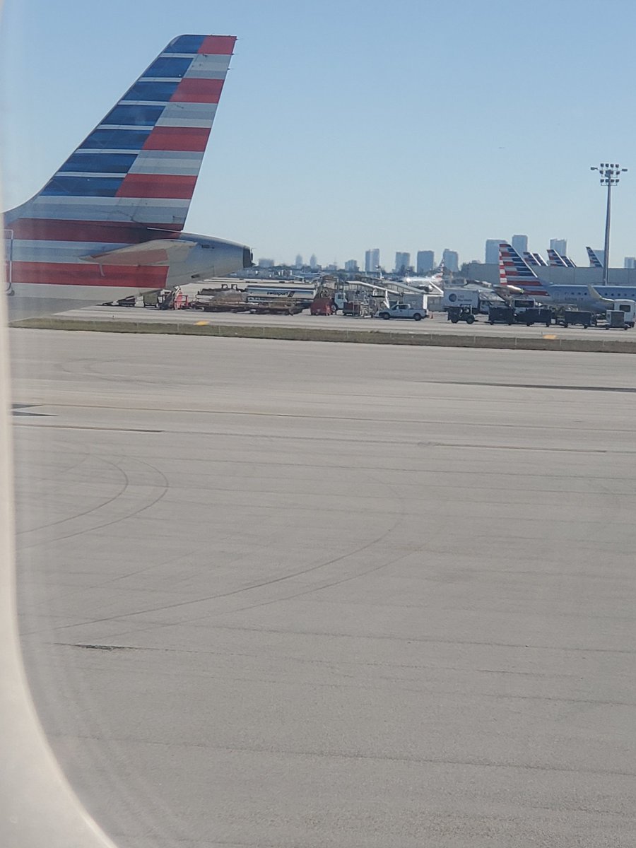 SidSmitty's tweet photo. @AmericanAir this is like when you go to the drive-thru and they ask you to pull up so that they are able to count you as a customer but skew the timer to look as if they made time: We just sitting here. https://t.co/VPHwc7jclx