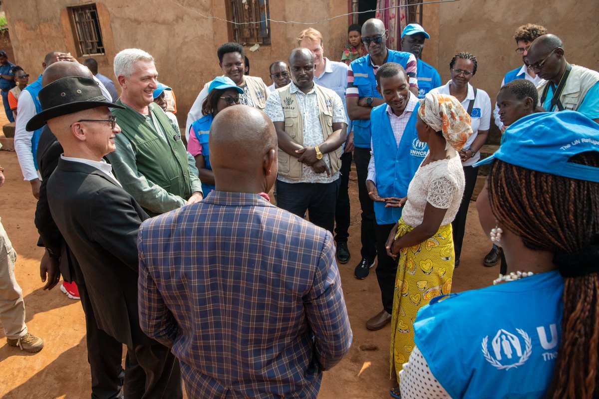 UNHCR_Burundi's tweet photo. Un grand merci  à #UE pour l’appui aux réfugiés burundais se trouvant dans quatre pays de la région ainsi que les rapatriés au Burundi. Annonce faite par  Ambassadeur Claude Bochu pendant la visite du HC, # Filippo Grandi au Burundi. 
@EnoBrigitte 
 @UEauBurundi , @UN_Burundi; https://t.co/P0kvXzqM3H