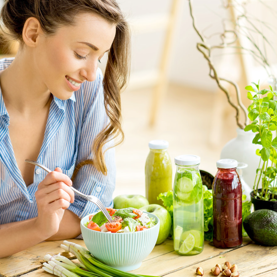 VIVErevista's tweet image. #Nutrición con #amor

¿Qué se te viene a la mente cuando piensas en esta frase “come como si te amaras a ti mismo”? Esta frase expresa que en la medida que nos amamos a nosotros mismos, vamos a tomar las mejores decisiones para #nutrir a nuestro #cuerpo.

bit.ly/nutricion2023