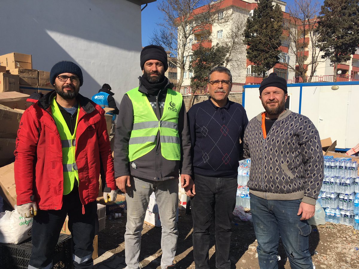 Kahramanmaraş’taki, görevimizi tamamlayıp yola çıkıyoruz
Konya’mızda misafir edeceğimiz 7 aile, toplamda 22 misafirimizi de alıp geliyoruz inşallah
Heryerde olduğu gibi burada da aşçılarıyla ,yardım ekipleriyle #Konya olarak sahadaydık.
Ekibe dualarınızı bekliyoruz
#Kahramanmaraş