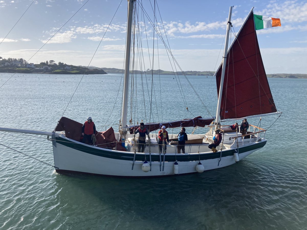 A replica of Conor O’ Brien’s historic ‘Saoirse’ approaches the pier in #Baltimore today. The new ‘Saoirse’ was built at Hegarty’ boatyard in Oldcourt. #saoirse #oldcourt #classicboat #woodenboat