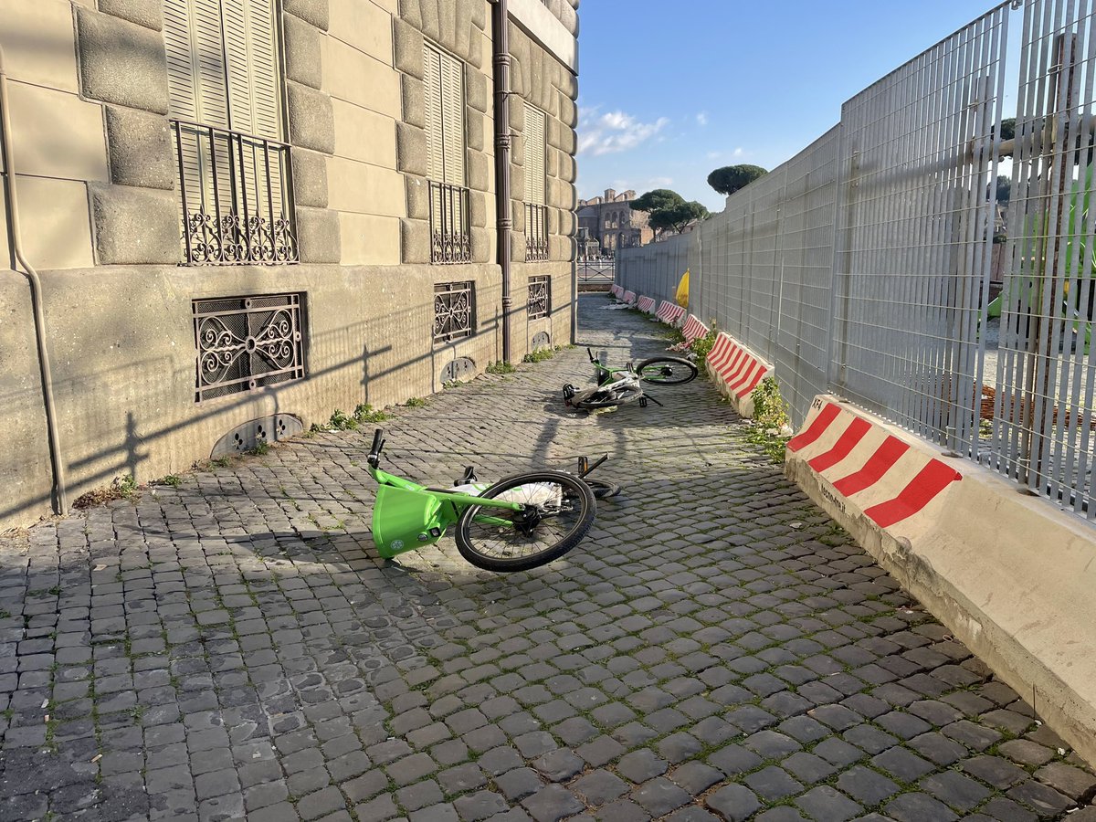 andrwbern's tweet photo. Il Foro Romano, vecchio tempio della “civiltà romana” e oggi discarica di biciclette #Roma #cafoniaspasso https://t.co/aGZZdyJyVx