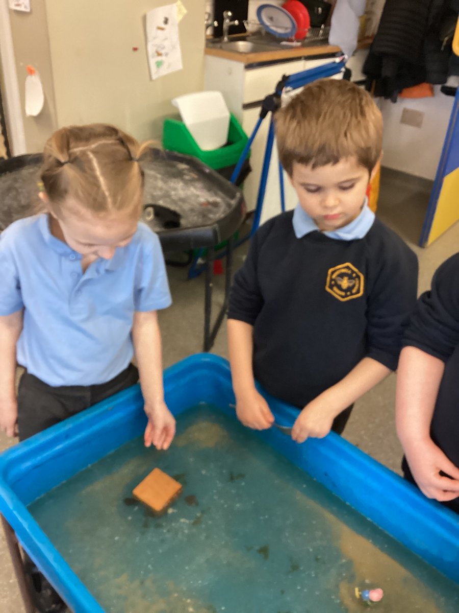 HWPS_Buttercups's tweet photo. We have used our concept word 'top' to help us explore if objects float on top of water. There were lots of interesting discussions as the Reception scientists investigated if objects float or not, and Year 1 scientists investigated materials- why they float or not. #fairtesting https://t.co/2zl1dgzGnH