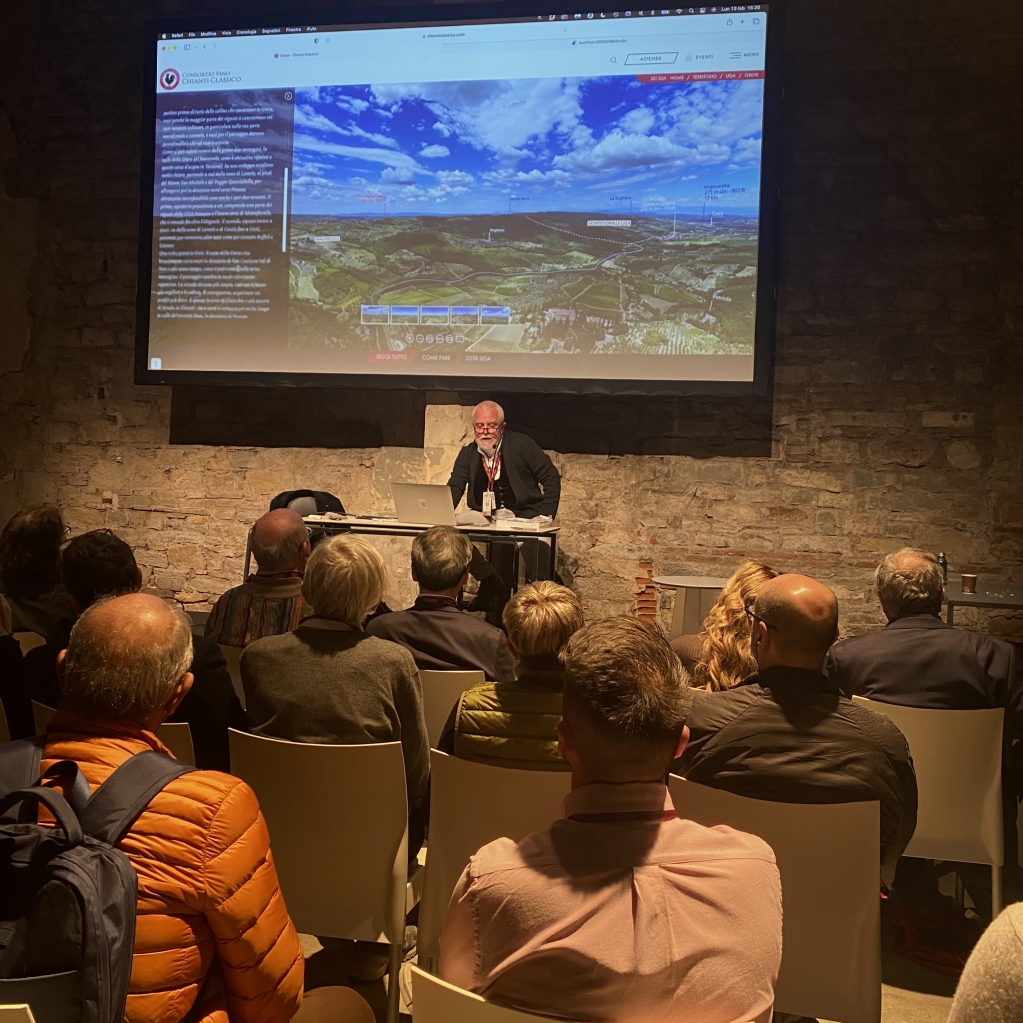 chianticlassico's tweet photo. Live dalla #ChiantiClassicoCollection insieme ad Alessandro Masnaghetti, noto con l’alias Mapman per il suo ampio contributo nella mappatura dei vigneti delle più importanti zone viticole del mondo. 

#CCC23 #ChiantiClassico #GalloNero #UGA https://t.co/VxisNol0PA