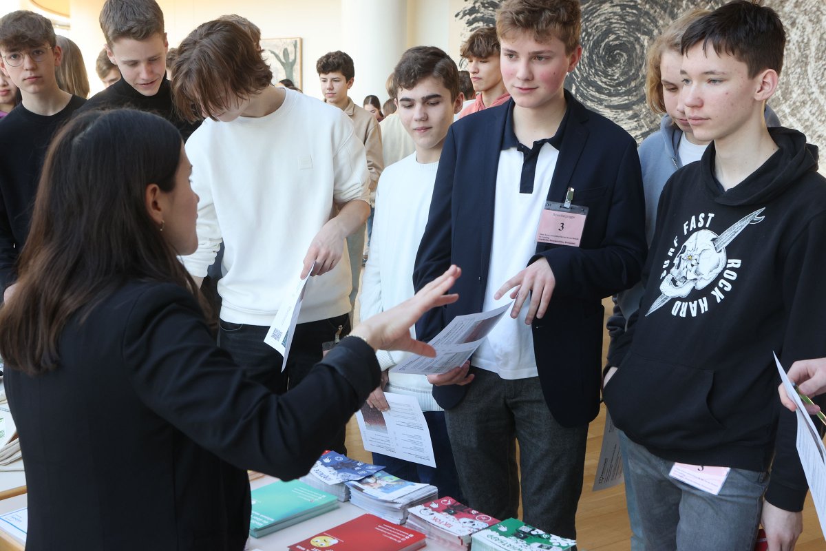 Landtag NRW (@landtag_nrw) on Twitter photo Wie erkennt man #Fakenews? <a href="/LieDetectorsOrg/">Lie Detectors</a> <a href="/correctiv_fakt/">CORRECTIV.Faktencheck</a> <a href="/LpBNRW/">Landeszentrale NRW</a> und <a href="/klicksafe/">klicksafe 🇪🇺</a> informierten beim #Jugendmedientag im #ltnrw Schülerinnen und Schülern über Medienkomeptenz. Vizepräsident Rainer Schmeltzer begrüßte die Jugendlichen. ↪️ landtag.nrw.de/home/aktuelles… Wie erkennt man #Fakenews? <a href="/LieDetectorsOrg/">Lie Detectors</a> <a href="/correctiv_fakt/">CORRECTIV.Faktencheck</a> <a href="/LpBNRW/">Landeszentrale NRW</a> und <a href="/klicksafe/">klicksafe 🇪🇺</a> informierten beim #Jugendmedientag im #ltnrw Schülerinnen und Schülern über Medienkomeptenz. Vizepräsident Rainer Schmeltzer begrüßte die Jugendlichen. ↪️ landtag.nrw.de/home/aktuelles…