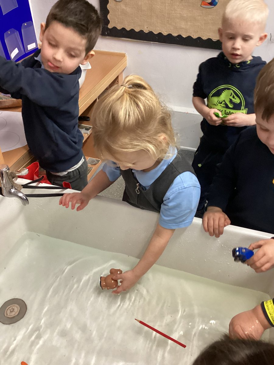 HWPS_Buttercups's tweet photo. We have used our concept word 'top' to help us explore if objects float on top of water. There were lots of interesting discussions as the Reception scientists investigated if objects float or not, and Year 1 scientists investigated materials- why they float or not. #fairtesting https://t.co/2zl1dgzGnH