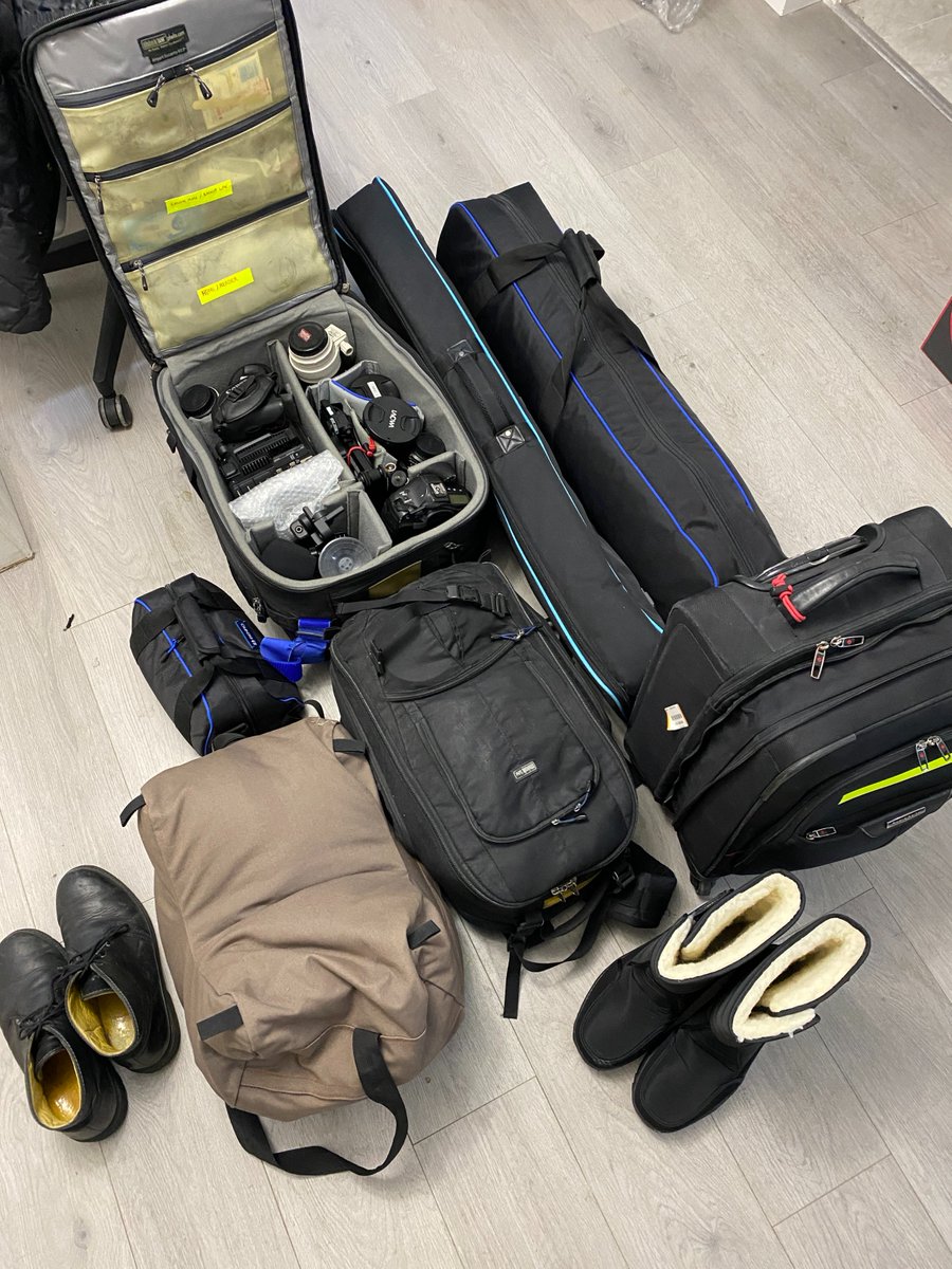 Film Twitter was super-helpful when I was prepping for my doc shoot in -36C so tonight I thought I'd pay it forward by sharing my learnings for all the fellow directors, DOPs, camera ops out there. 

A Thread.

<a href="/TheNewsshooter/">Newsshooter</a> <a href="/stalman/">Tyler Stalman</a> <a href="/rupperrt/">RH2000</a> <a href="/josephremote/">Jøseph</a> <a href="/_owlbot/">OWL BOT</a> <a href="/RossleRed/">Ro</a>