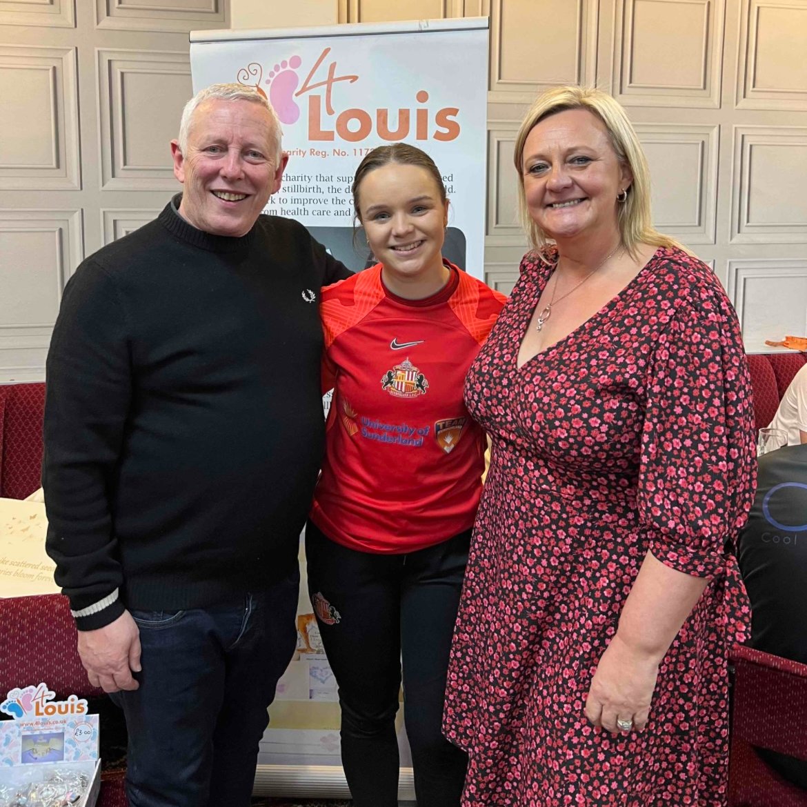 Faye Mullen paid a visit to Sunderland's Coxhoe supporters' branch yesterday in support of @_4Louis.

Details of the wonderful work the charity do can be found on their page. 📲 

#SAFCWomen | @safcsacoxhoe
