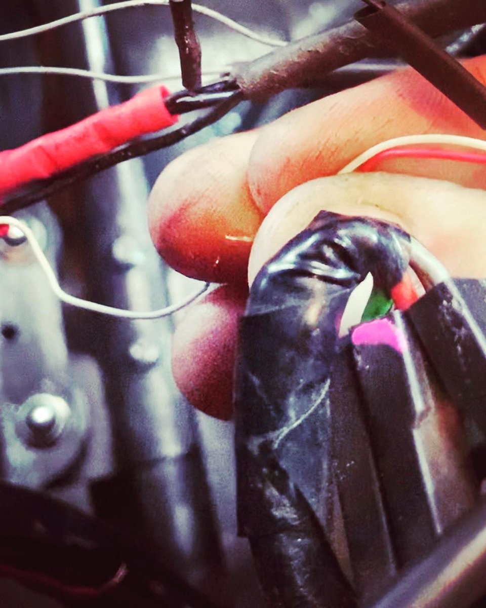zenmindenter's tweet photo. BMW・R100RSのメンテナンス入庫。製作してから、もう2年近く。オーナーさんが愛着を持って大切に乗ってくれるのが車両を見ると伝わってきます。LEDテールの修理で配線加工するのにハズキルーペがもはや欠かせません…。目だけは、良いと思ってたのに。😭
#bmwmotorcycle #bmwbike
#r100rs  #r100rsbmw https://t.co/VQ0KbyhWkY