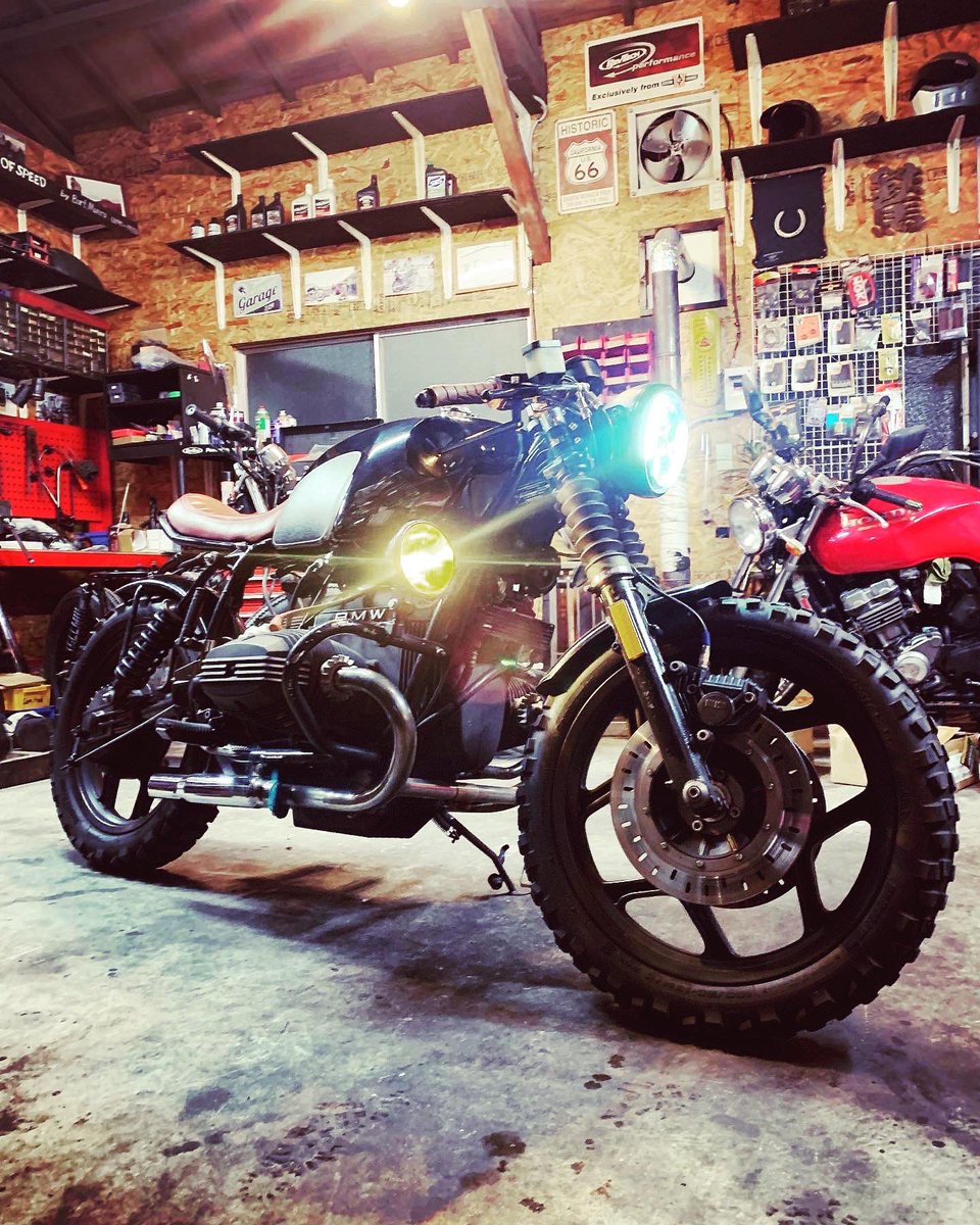zenmindenter's tweet photo. BMW・R100RSのメンテナンス入庫。製作してから、もう2年近く。オーナーさんが愛着を持って大切に乗ってくれるのが車両を見ると伝わってきます。LEDテールの修理で配線加工するのにハズキルーペがもはや欠かせません…。目だけは、良いと思ってたのに。😭
#bmwmotorcycle #bmwbike
#r100rs  #r100rsbmw https://t.co/VQ0KbyhWkY