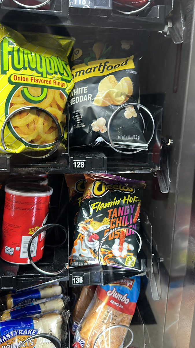 They raised the price on the snacks 🙄 raggedy ass machine 🤦🏾‍♂️ #manicMondays