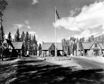 A brief history of the East Gate of Banff National Park. 
cbc.ca/news/canada/ca…
Photo credit - Parks Canada.  East Gate 1985