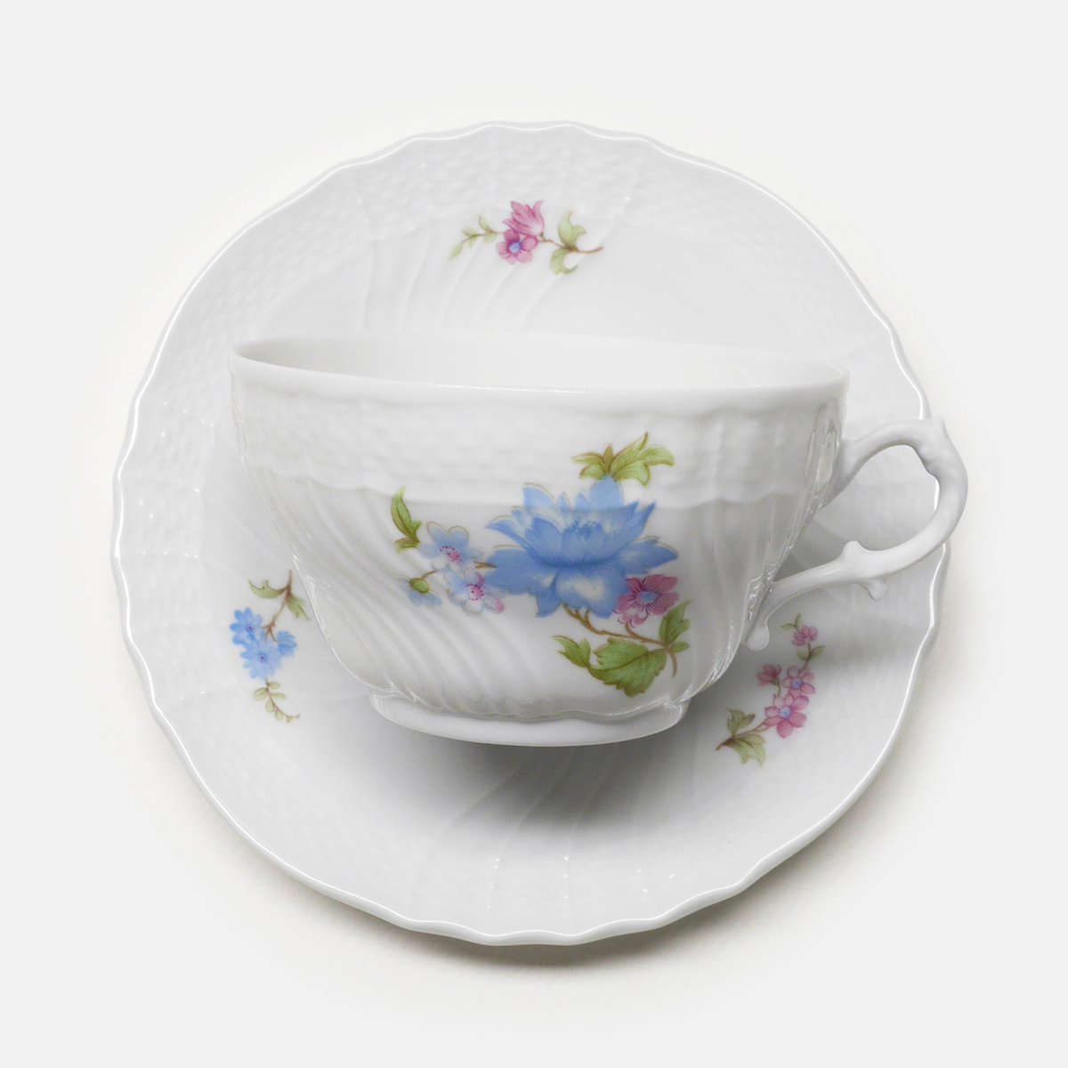 Richard Ginori Vecchio Bianco Floral Cup & Saucer Set.

판매가: 80,000원

구찌 산하의 이탈리아 도자기 브랜드 리차드 지노리에서 생산한 베끼오 비앙코 플로럴 패턴.

주름 장식으로 입체감을 살린 베끼오(Vecchio)에 푸른 꽃무늬 장식이 추가된 베리에이션 제품입니다.
smartstore.naver.com/the-zan/produc…