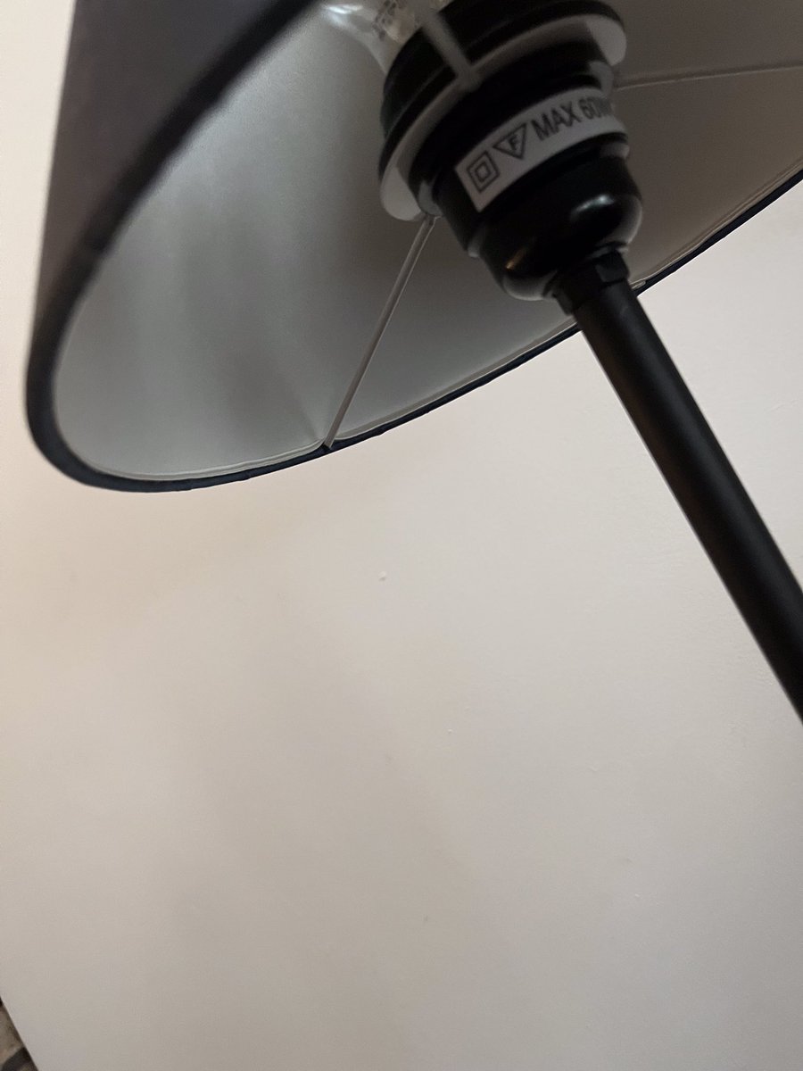 CecileMenigault's tweet photo. Réalisation d’un duo d’abat-jour pour lampes de chevets habillés d’une soie Christian Fischerbacher , doublés d’un satin de soie crème.   #clairdejourparis #soie #fabriqueaparis #artisanatdart #madeinfrance #design #christianfischerbacher #lamourdutravailbienfait https://t.co/JRSb90mys4