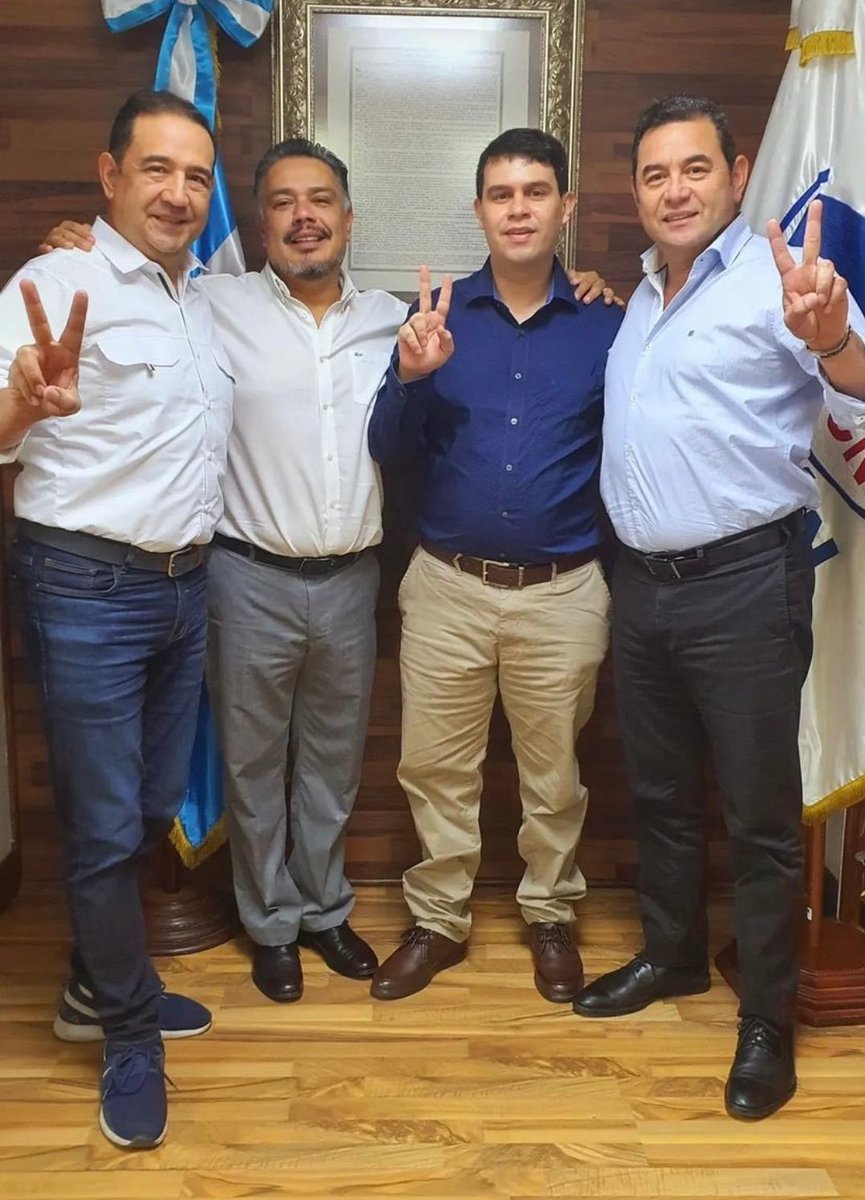 Fiscalnvicto's tweet photo. Un estafador de canastas navideñas, un drogo, un tiktokero de pacotilla y un charamilero....todos buscan un puesto público......qué puede salir mal?
- Les presento al Sistema Electoral más podrido del mundo mundial https://t.co/K8Qkm2BmFb