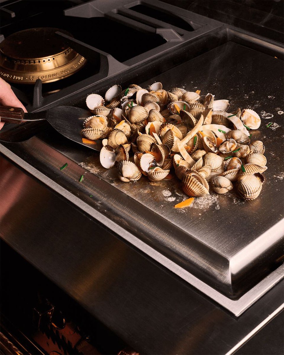 AMG_Studios's tweet photo. #RECIPE: TEPPANYAKI COCKLES 🐚

Prep. Time: 30 Minutes
Cook Time: 10 Minutes
Element Used: Teppanyaki

INGREDIENTS
• Olive oil
• Cockles (200g per person)
• Celery
• Chives
• Half carrot

Full recipe: https://t.co/DoQrCfxNdx

#Recipes #LaCornue #Teppanyaki #Cockles #Guelph https://t.co/BDdVzTvXPf