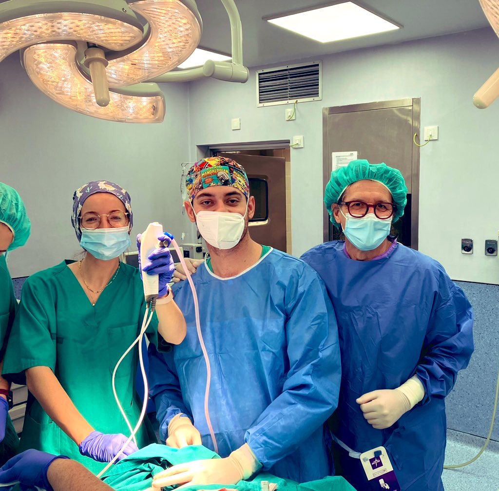 Cuenta pendiente de Residencia resuelta. Traqueotomía percutánea con el mejor maestro posible y de guía mi gran delfín <a href="/FIDIVA_/">FIDIVA</a>