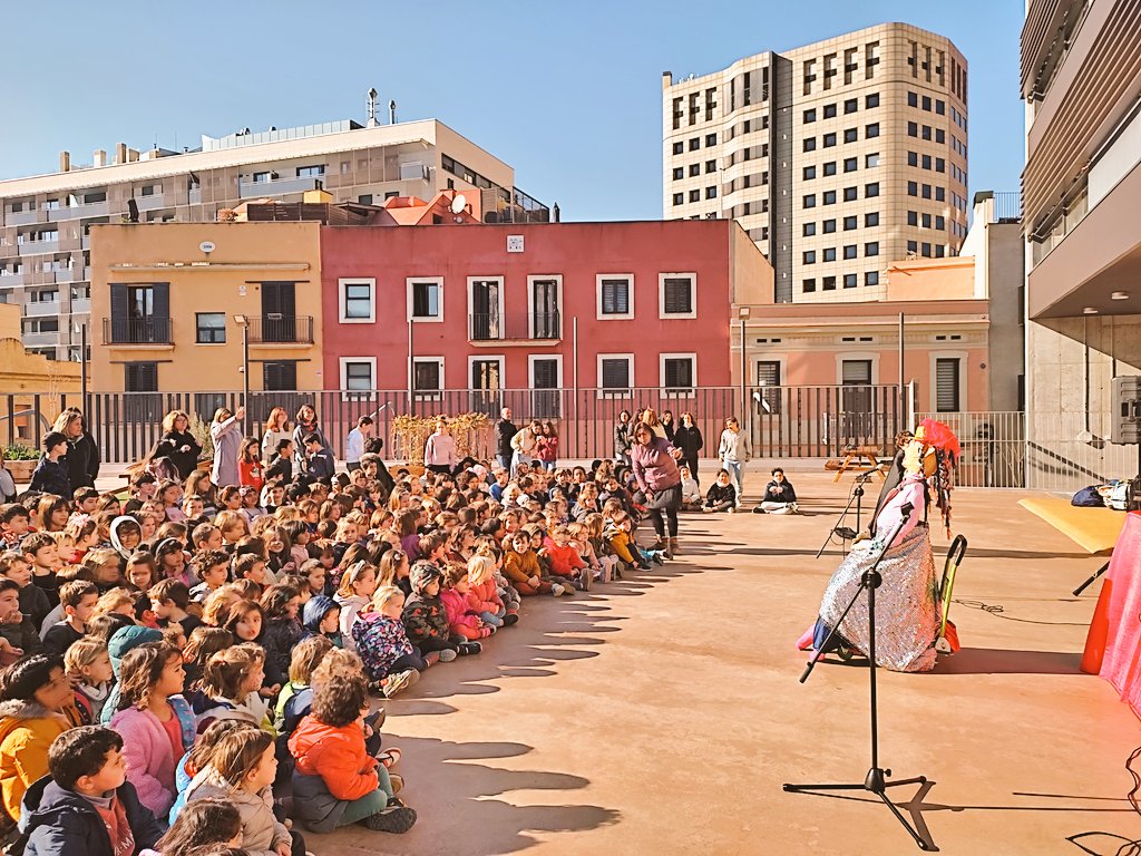 EAnglesola's tweet photo. Comença la #Setmana de #Carnestoltes a l'escola amb els nostres propis espectacles #HomeMade amb #DJ inclòs. #PerCarnavalTotSHiVal #DancingALot #InSchoolWeWannaHaveFun https://t.co/4FcmaEb1QK