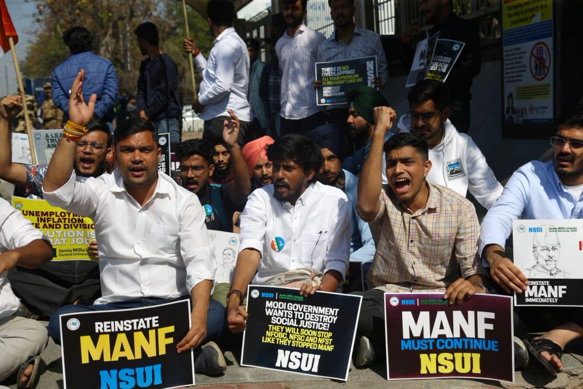 MaskoorUsmani's tweet photo. Activists from @nsui Jamia, DU and JNU protested in front of MoMA for immediate reinstatement of #MANF and distribution of fellowships without delay. A delegation of NSUI submitted a memorandum to the deputy secretary of #MoMA regarding this. https://t.co/U3mBEgEwVs