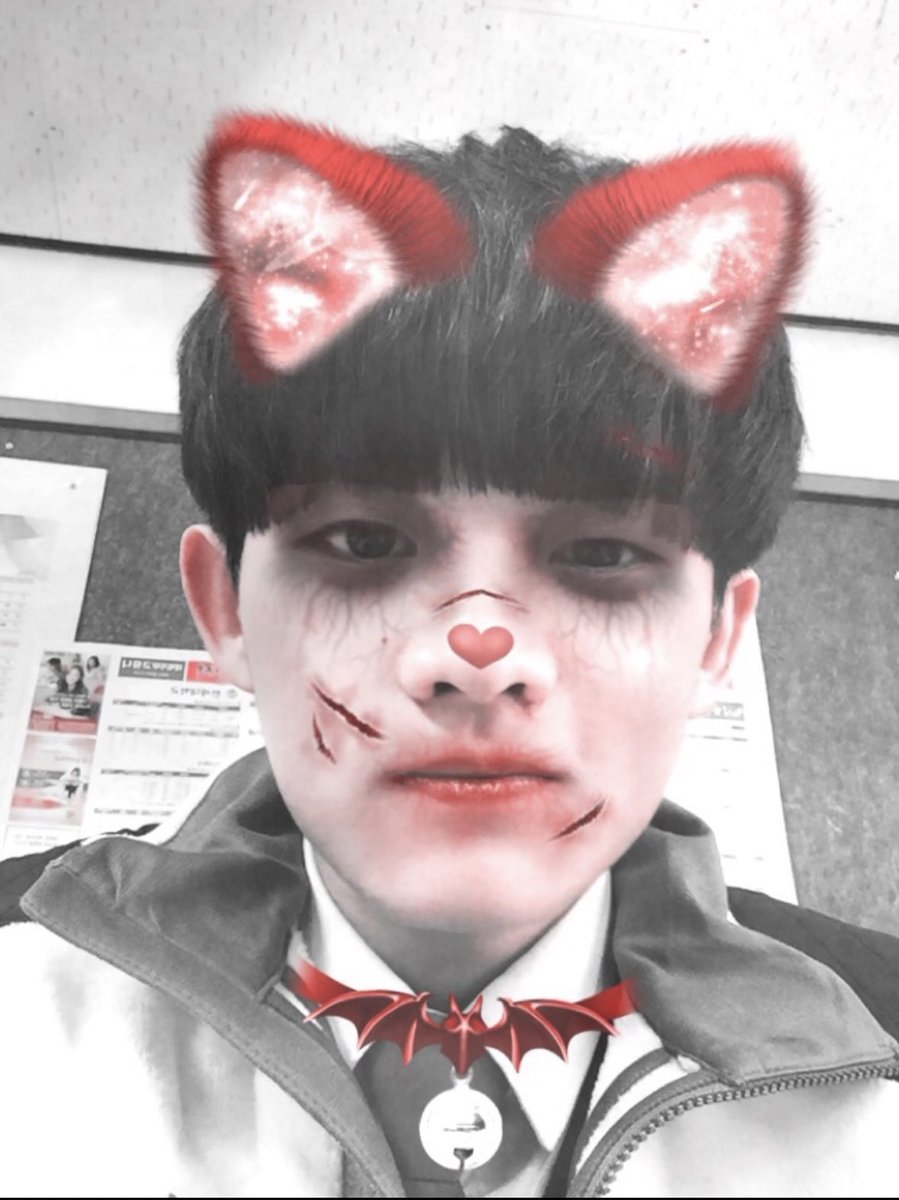 zzaenyang's tweet photo. 전민욱 페북필터로 사진찍을때 남도현 저러고 거울셀카찍음 https://t.co/LWGO6rBSQ6