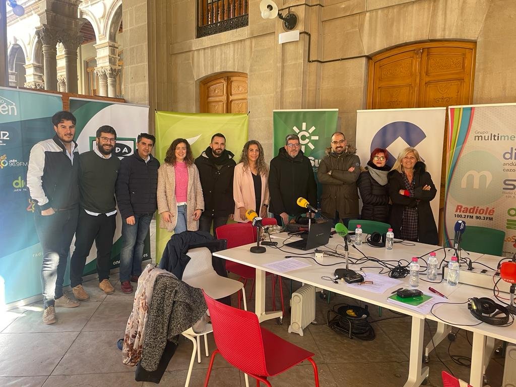 pilukama's tweet photo. Día de la radio.... Unidos por una radio jiennense.
Programa especial en @CanalSurRadio con @SusanaAgma en JaénMediodia https://t.co/a5oO5p2cYA