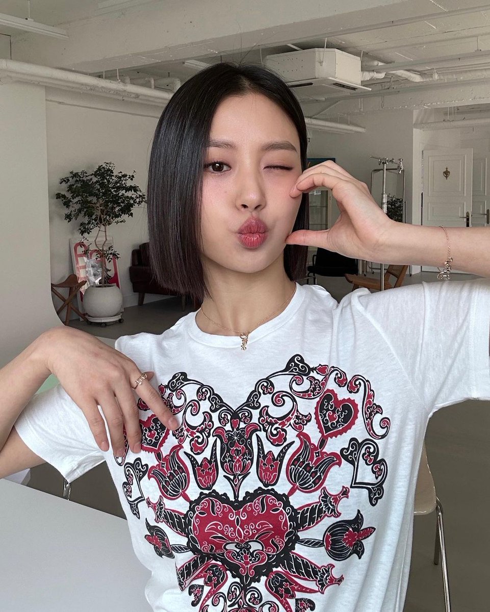 gominsea's tweet photo. Thankyou dior 🖤🌙 https://t.co/iVFBW4h7RI