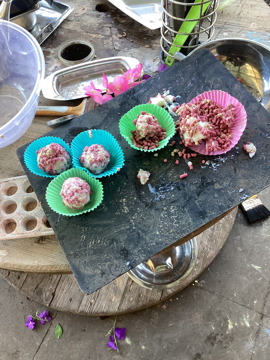 Reception enjoyed making bird feeders. Discussing ideas and problem solving to make the perfect recipe.