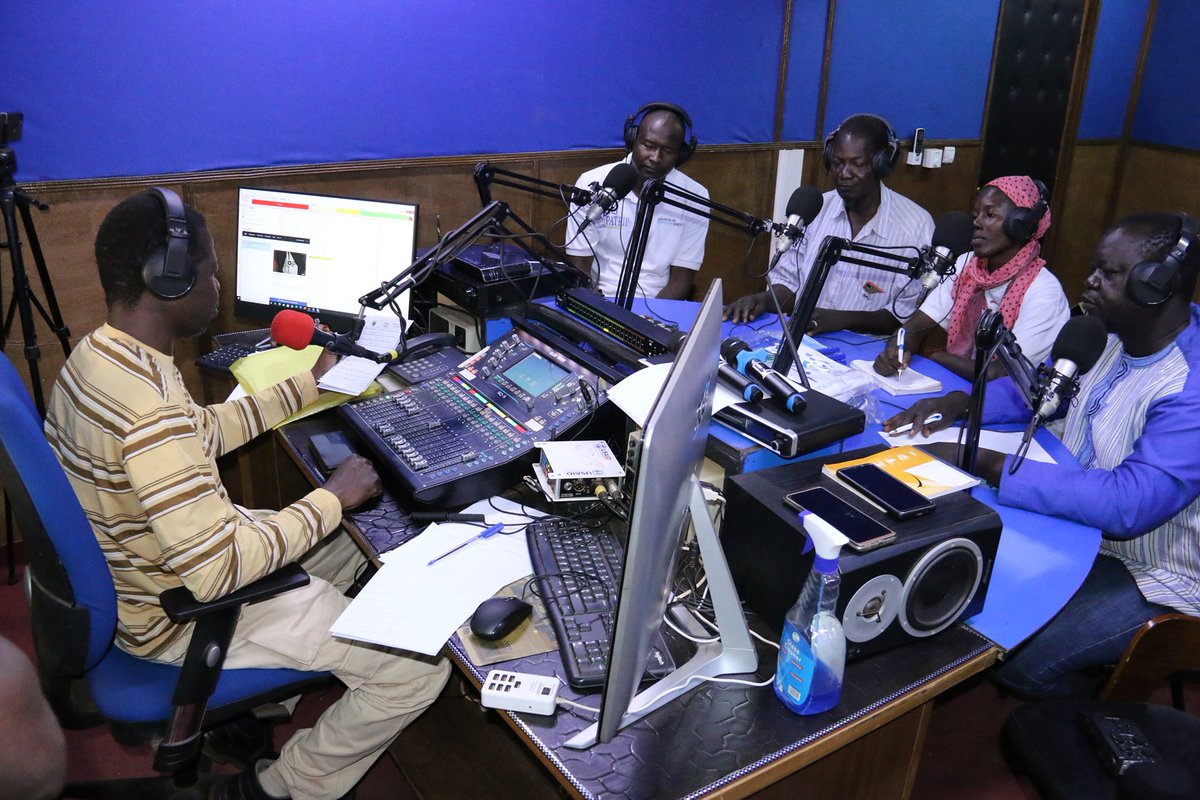 CanEmbBFA's tweet photo. Happy #WorldRadioDay
📻 are essential to our partners supported by #CFLI @CanadaDev #PSOP, to deliver #peace 🕊️ and
social cohesion messages in #Benin and Burkina Faso.
📷@SFCG_ 🇧🇫 https://t.co/jTZ9BaKVaP