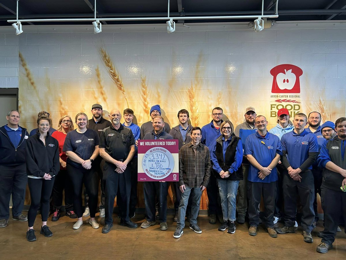 BroadviewHeatin's tweet photo. We had a BLAST today at the Akron-Canton Regional Foodbank ! We sorted fruit, apple sauce, breakfast items, bailed cardboard, and made boxes of lucky charms!  We made 850lb bags of lucky charms, bailed 972lbs of cardboard, and sorted 4,010 snacks! https://t.co/eTvpV77QjH