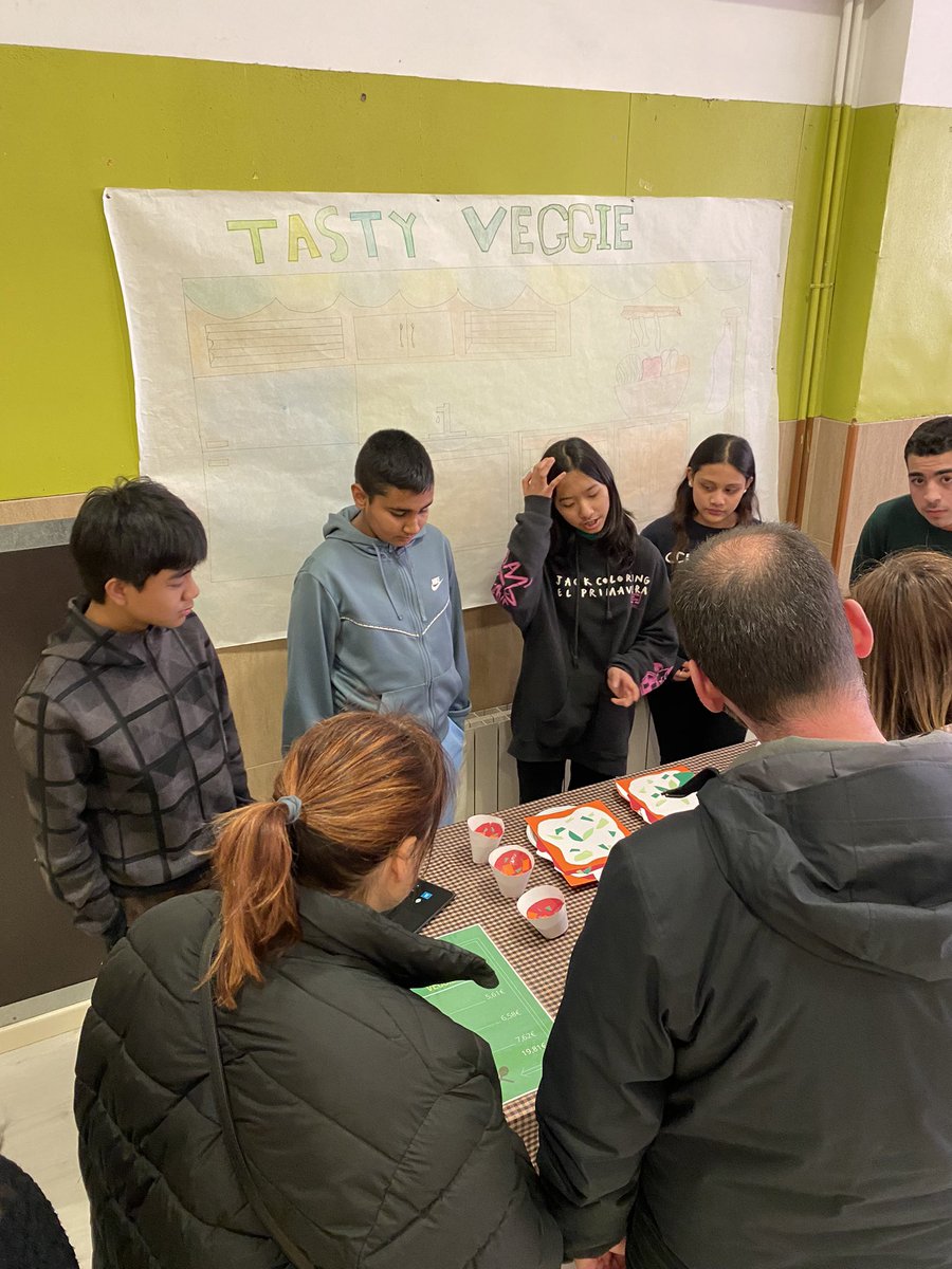 vedrunaangels's tweet photo. Benvingudes i benvinguts a la 1a Fira de Foodtrucks Vedruna del 2050! Avui 2n d’ESO presenta el producte final del primer projecte interdisciplinari del curs!
#intensament #escolacompetent #projectesglobalitzats @xarxaCb @VedrunaCat https://t.co/7uHCS0WDPE