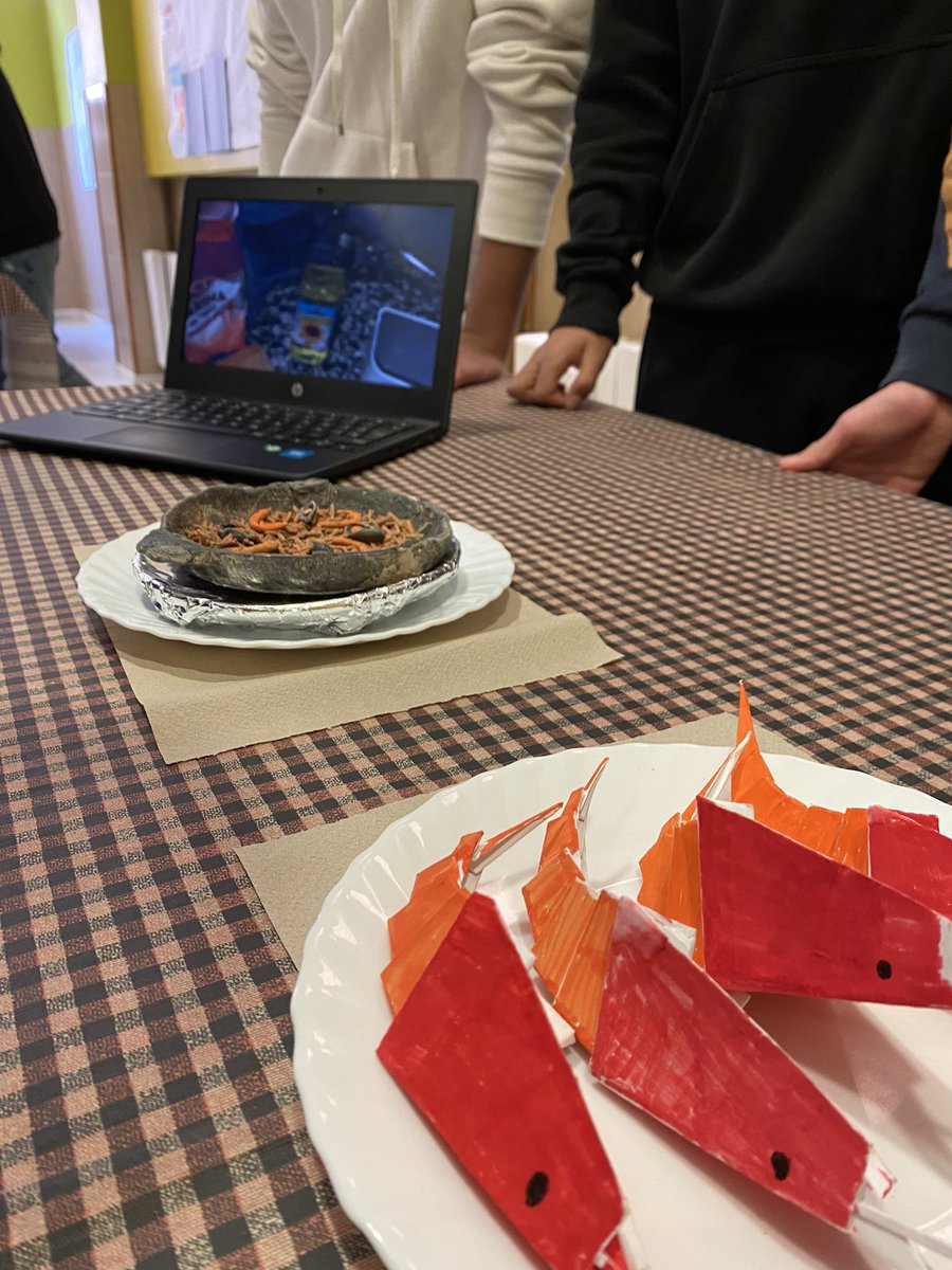 vedrunaangels's tweet photo. Benvingudes i benvinguts a la 1a Fira de Foodtrucks Vedruna del 2050! Avui 2n d’ESO presenta el producte final del primer projecte interdisciplinari del curs!
#intensament #escolacompetent #projectesglobalitzats @xarxaCb @VedrunaCat https://t.co/7uHCS0WDPE