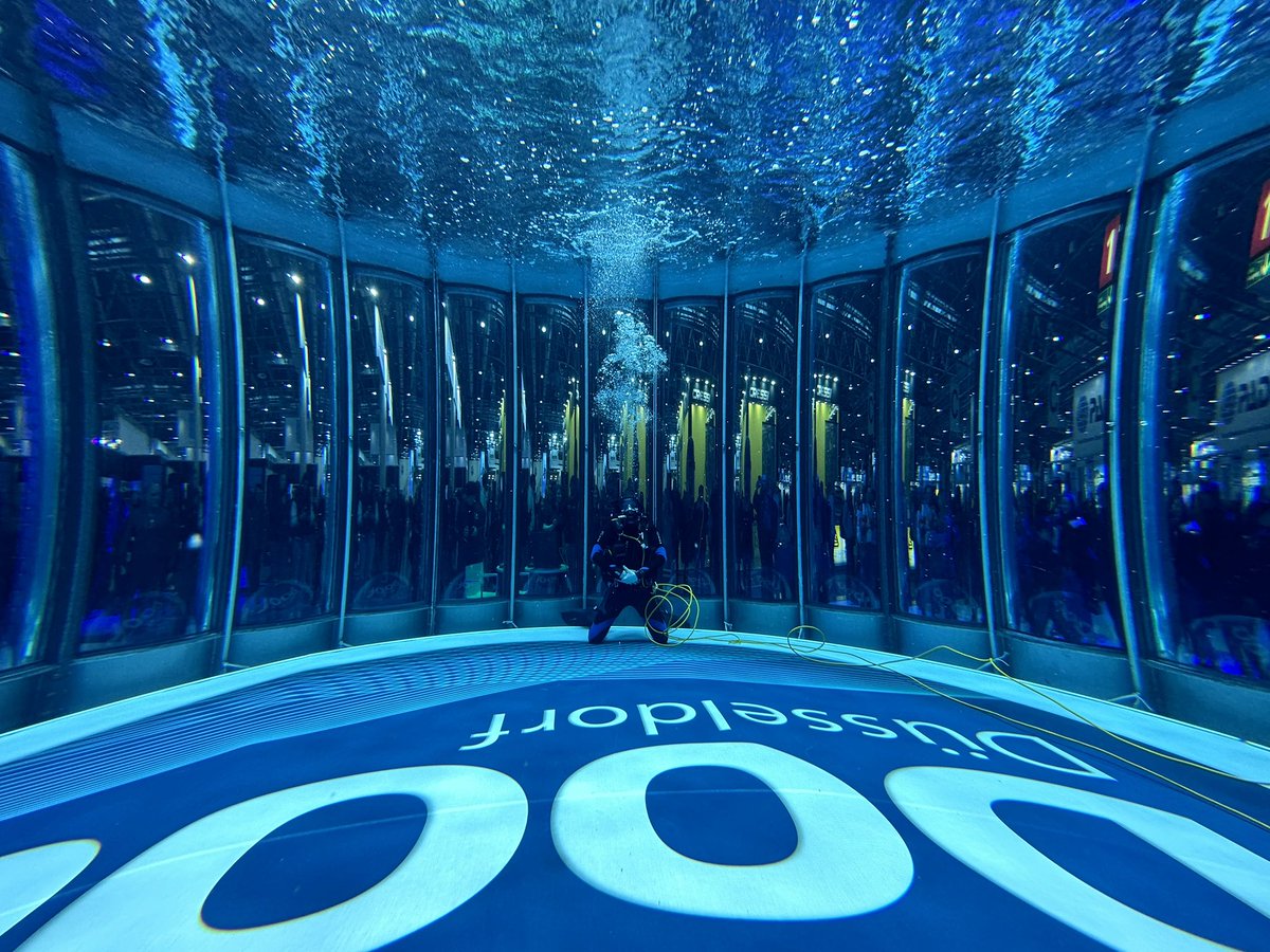 max_pascher's tweet image. Die Boot 2023 wurde dieses Jahr mit der Enthüllung des neuen Tauchturms eröffnet. 🤿
Die riesengroße Fensterfront ist wirklich einmalig 😍

@nonstopboot #boot2023 #bootdus2023 #bootduesseldorf #messeduesseldorf #divingtower