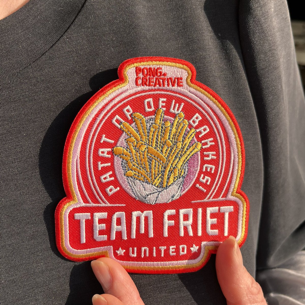 Goed nieuws! De Team Friet United emblemen zijn weer in productie en kunnen alvast besteld worden. Deze Carnaval gaan we niet meer halen, maar wel binnenkort op je deurmat! 
(Ken ie gewoon op oew zomerjaske) 

Bestel ‘m hier;
charliebucket.nl/product/teamfr…