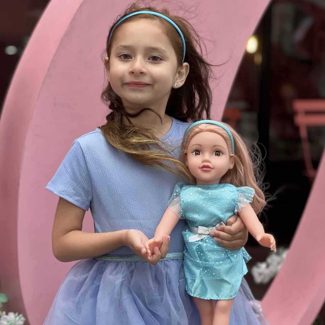 FriendDesigna's tweet photo. London Fashion Week starts on Friday and Allison and Amber have some outfit inspo for you all to get you started! β¨
#designafriend #dollphotography #fashiondolls #roleplay #imaginaryplay #dollplay #pretendplay #letthemplay #londonfashionweek2023 #londonfashionweek #lfw #lfw23 https://t.co/32BTf2KGgp